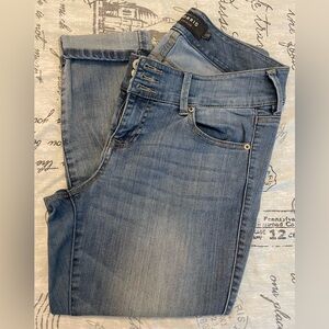 NWOT Torrid Cropped Distressed Jeggings